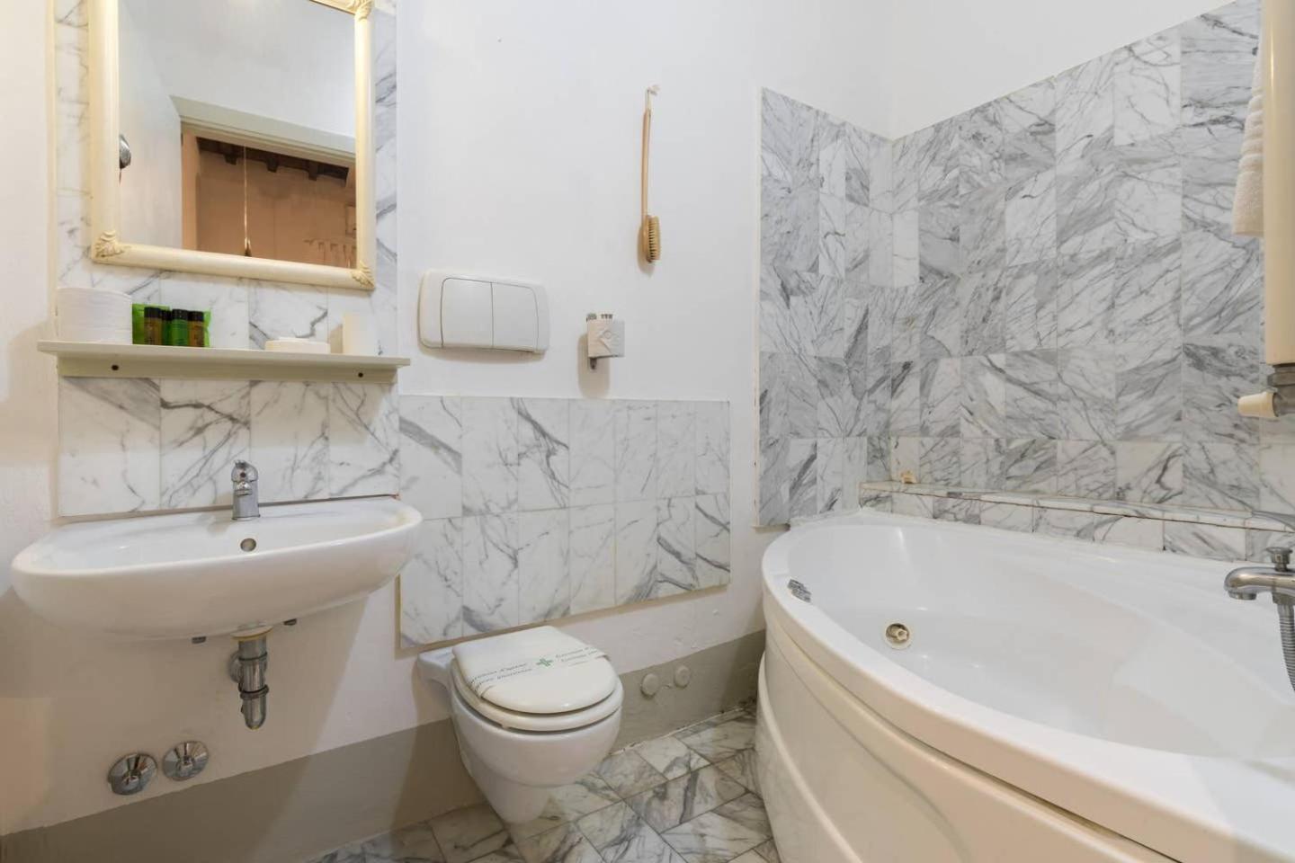 F4 - Santa Croce One Bedroom Flat 2 To 4 Guests Florence Exterior photo